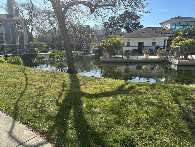 Foto del edificio - 2 bedroom / 2 bath condo - Waterfront Avai...