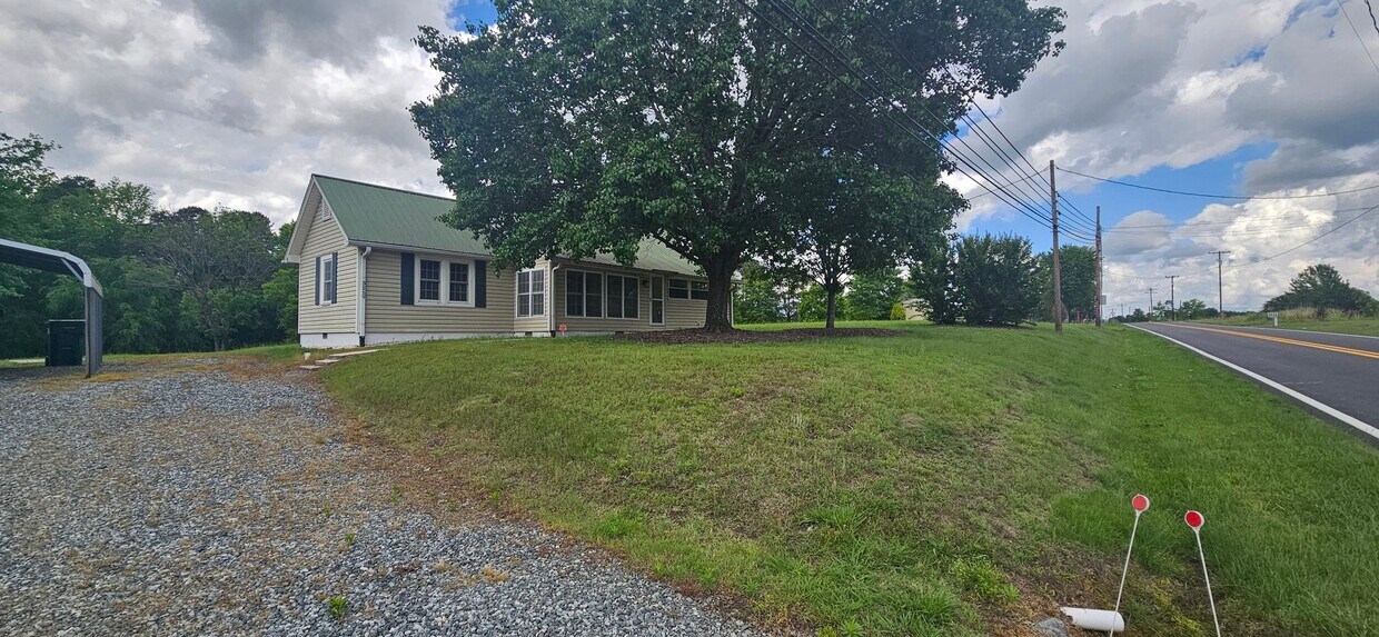 Primary Photo - Cozy 2 Bedroom, 1 Bath Home for Rent in Th...