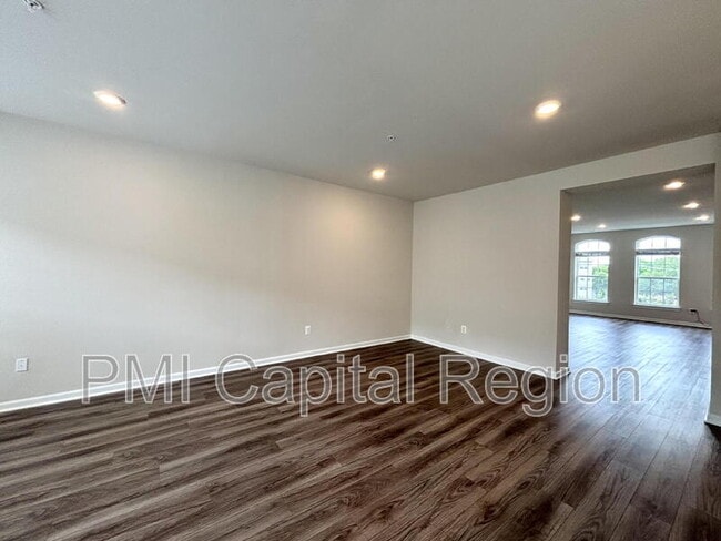 Building Photo - 9718 Vang Dr