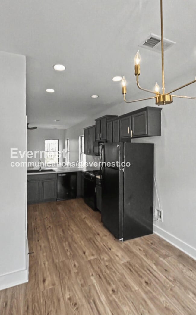 Building Photo - 3 Bed/2.5 Bath Home with Fenced Yard & Garage / Pet-Friendly / Available Now!