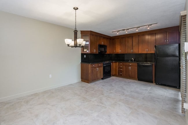 Building Photo - 818 8th Ct