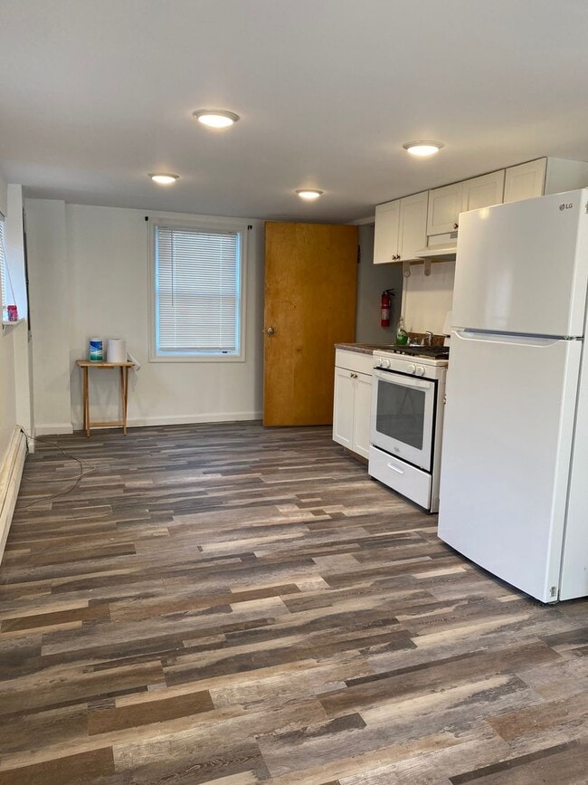 Building Photo - Spacious 1 Bedroom 1 Bathroom 1st floor ap...
