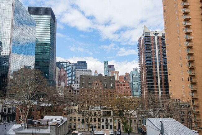 Building Photo - Large Pre-War 1-BR in Midtown East