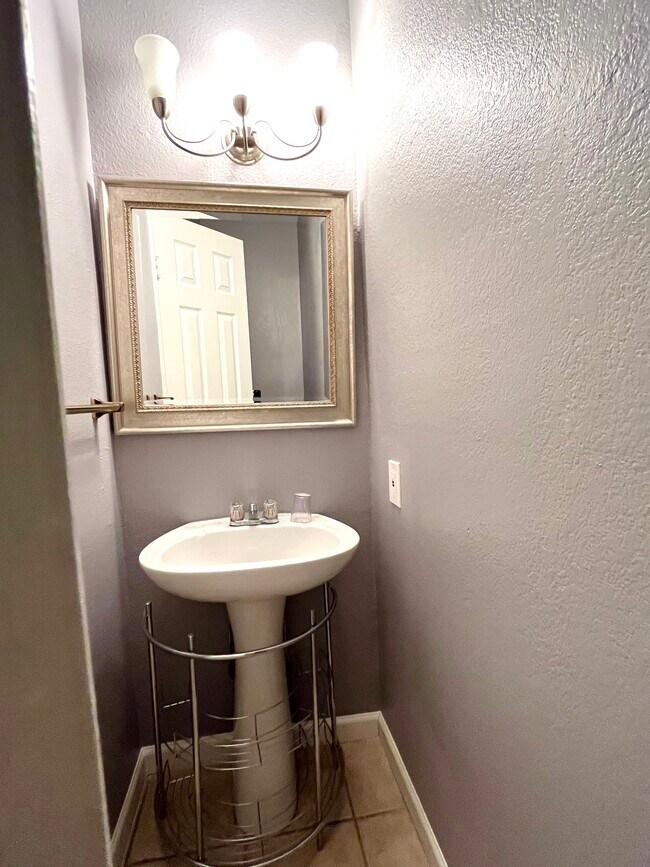 1/2 baño - 2503 Plumgrove Cir