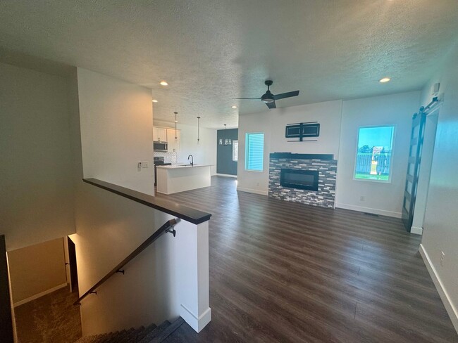 Building Photo - 5 bedroom 3 bath in SW Lincoln