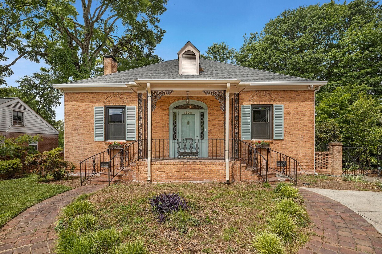Primary Photo - Unique 4 Bedroom Home with Basement in Dil...
