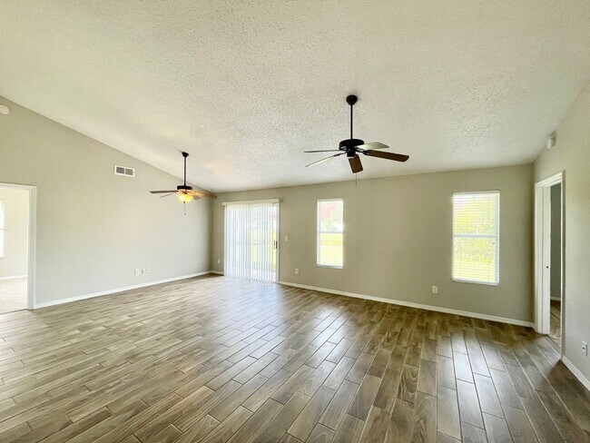 Foto del edificio - Cute 4/2 EAST Orlando Home in Wedgefield!
