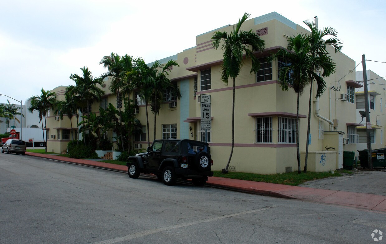Building Photo - 700 14th Pl