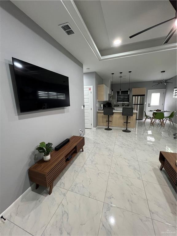 Building Photo - 15 E Iris Ave