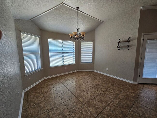 Building Photo - RENT REDUCTION & AVAILABLE FOR MOVE-IN NOW!
