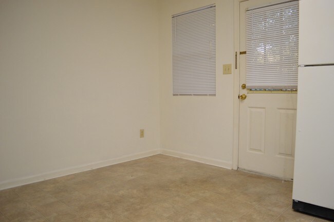 Dining Area - 3320 Bridges St