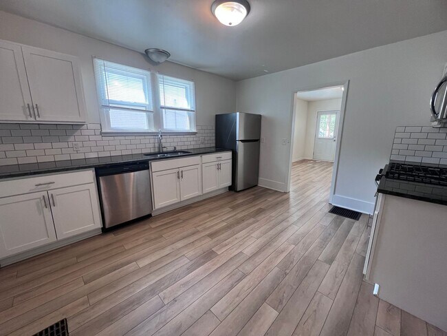 Foto del edificio - Updated Three Bedroom Home on the NE side ...