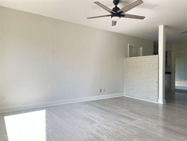 Building Photo - 1304 Turtle Creek Blvd
