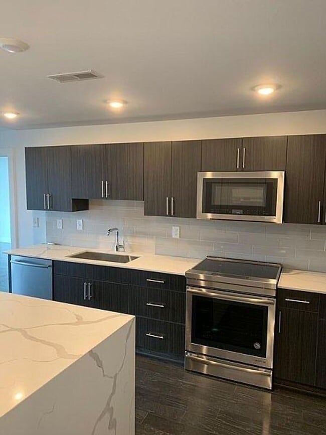 Foto del edificio - Sleek 2 bed 2 bath West End condo!