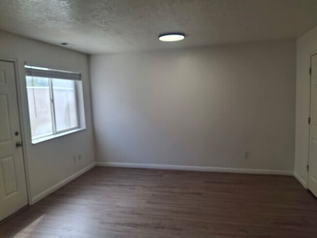 Foto del edificio - 1376 N 260 W