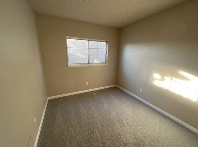 Building Photo - 3 Bedroom 2 Bathroom Home in Roxborough
