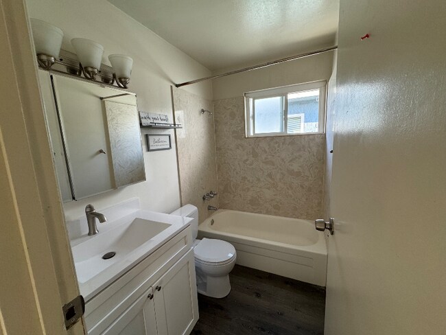 Building Photo - 4800 Daisy St