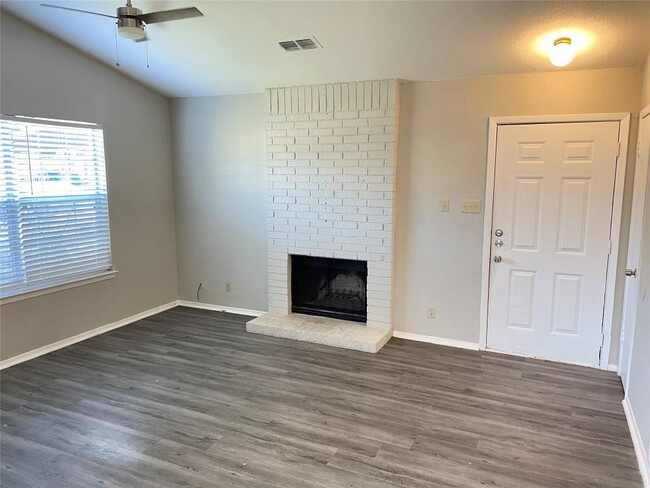 Building Photo - 8004 Clydesdale Dr