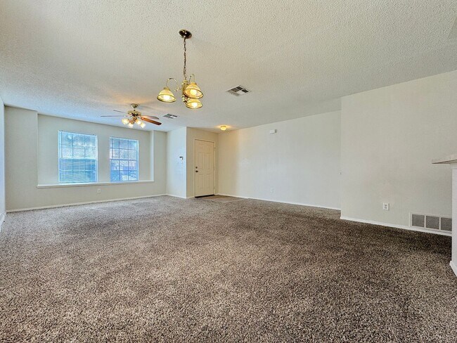 Building Photo - East El Paso 3 bed