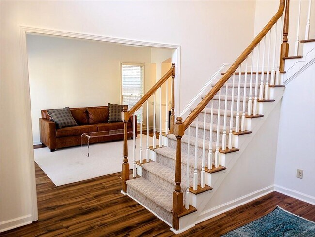 Building Photo - 1093 Longwood Trce