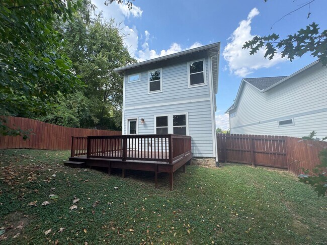 Building Photo - Stunning 3BR/2BA Home with Garage & Backya...