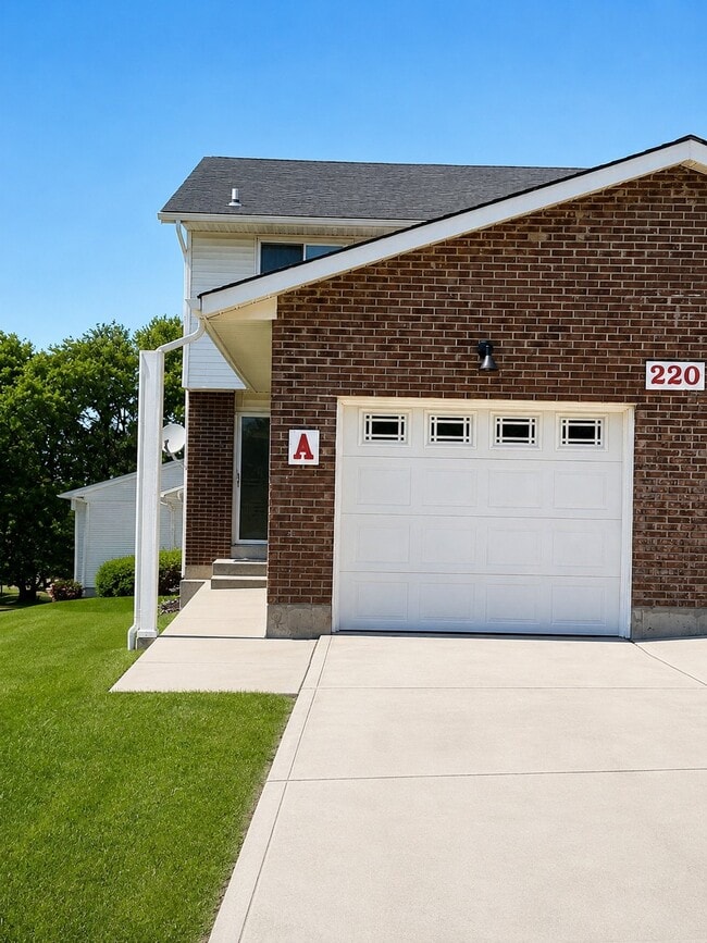 Building Photo - 220 Ewing Dr