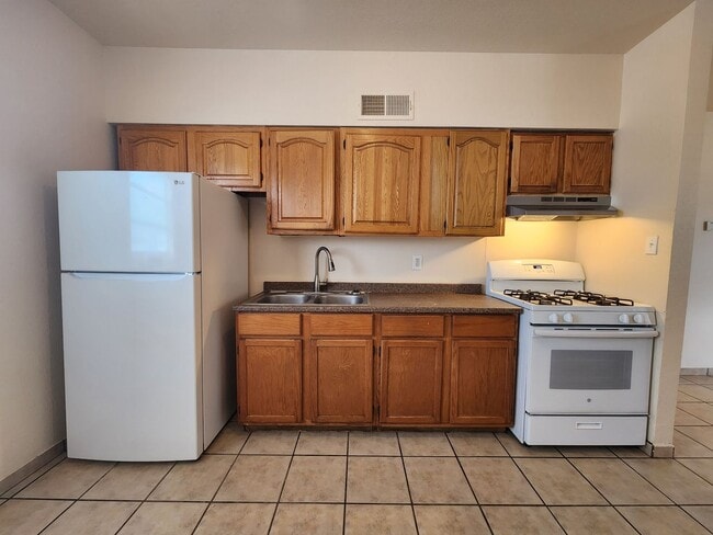 Building Photo - 305 N Almendra St