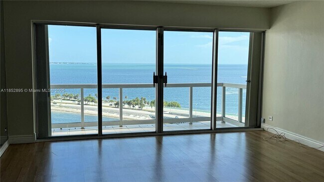 Foto del edificio - 2451 Brickell Ave