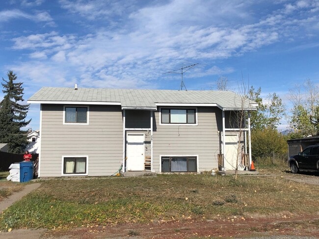 Building Photo - 2 Bedroom 1 Bath Duplex - NEW LOW PRICE