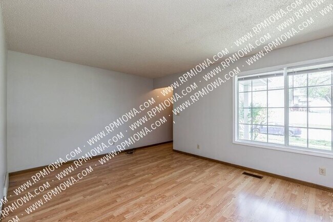 Foto del edificio - NEAR CAMPUS!! 3 Bedroom, 2 Bath Duplex in ...