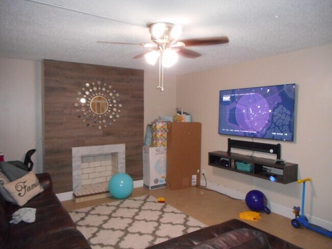 Foto del edificio - 1644 Courtney Lakes Cir