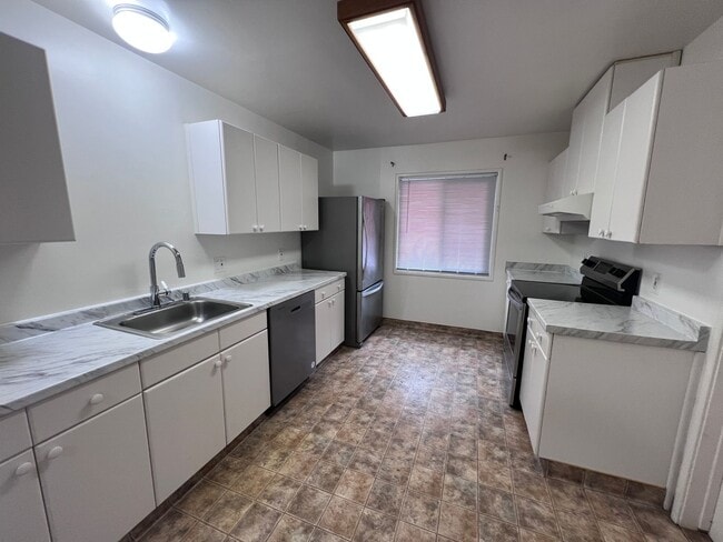 Building Photo - 3bd/1ba SFH WITH LARGE FENCED YARD, 2 CAR GARAGE, IN DESIRABLE NEIGHBORHOOD!!!