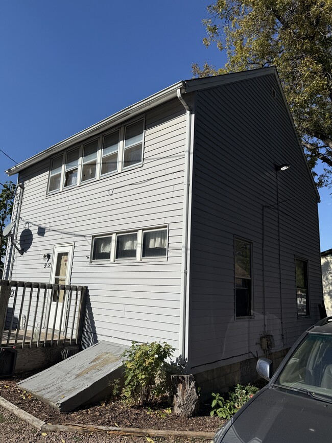 Building Photo - 947 W 8th St