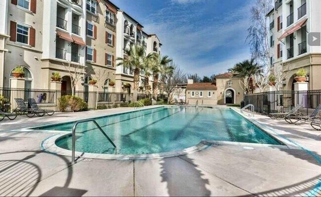 Building Photo - Spacious Two Level Luxury 2 Bed/2.5 Bath C...