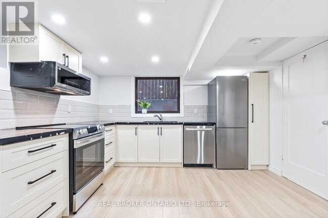 Building Photo - 343 Prince Edward Dr N