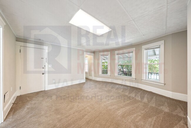 Building Photo - 1405 E 95th St,