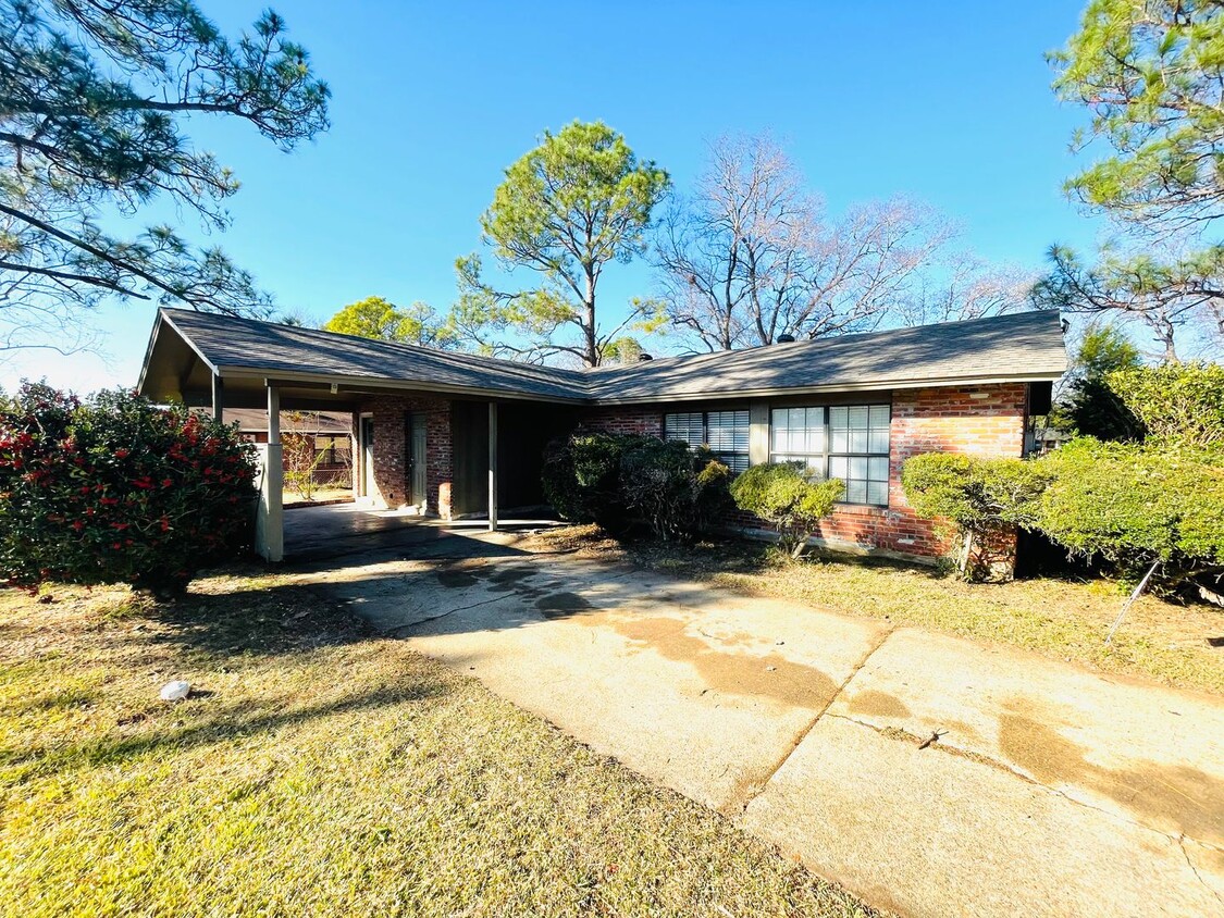 Foto principal - ** 3 Bed 2 Bath Located in Virginia Estate...