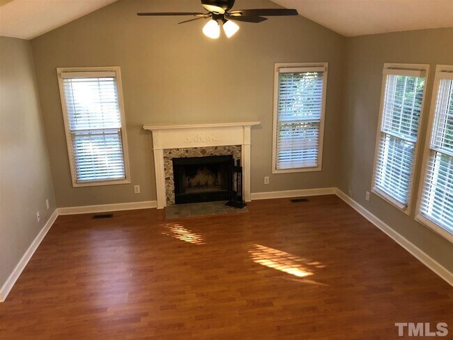 Building Photo - 104 Love Valley Dr