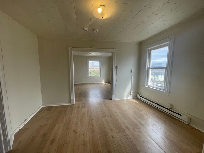 Building Photo - Clean & Updated 1BR Close to Downtown – $1200 Available Now