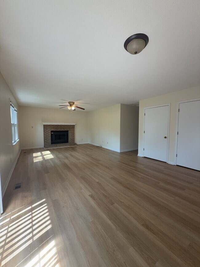 Foto del edificio - 2701 Northwoods Dr