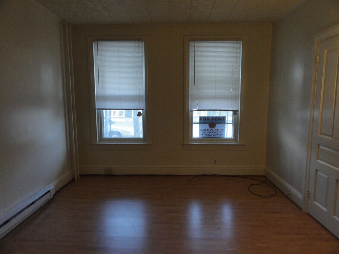 Primary Photo - 1st Floor 2 Bedroom Apt in Central School ...