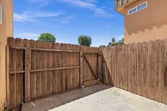 1BR, 1BA - 621SF - Patio - Reseda Village Green