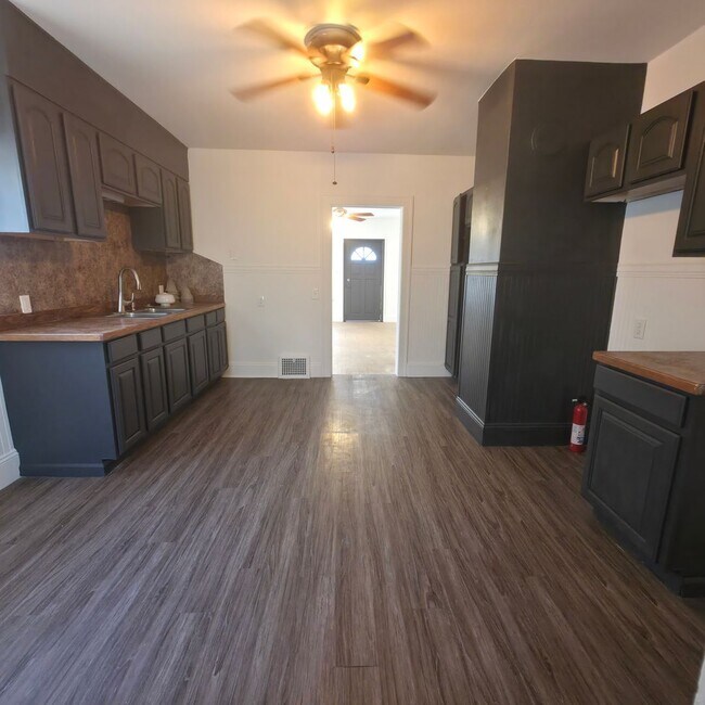 Foto del edificio - Single Family Home 4  beds 1 bath COMING S...