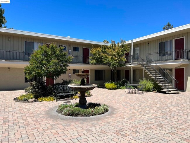 Foto del edificio - 1651 Detroit Ave