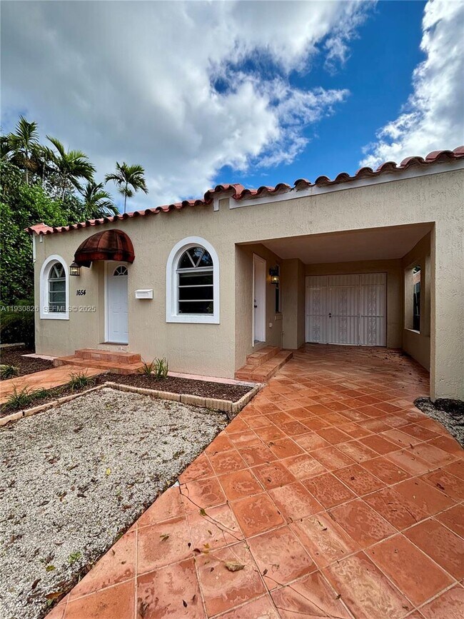 Foto del edificio - 1654 SW 14th Terrace