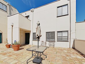 Building Photo - 402 Tuam St