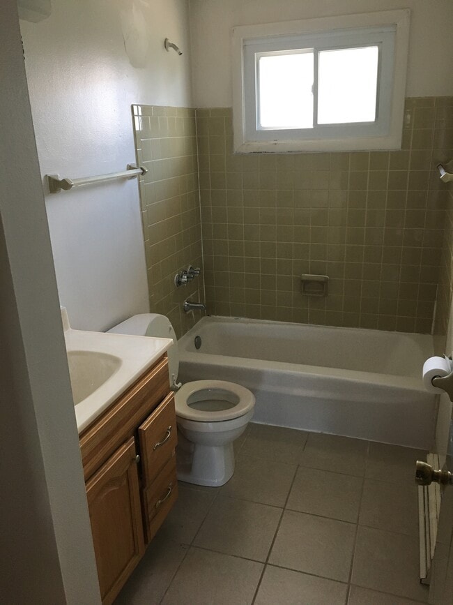 1.5 baths - 1424 Willow Ln