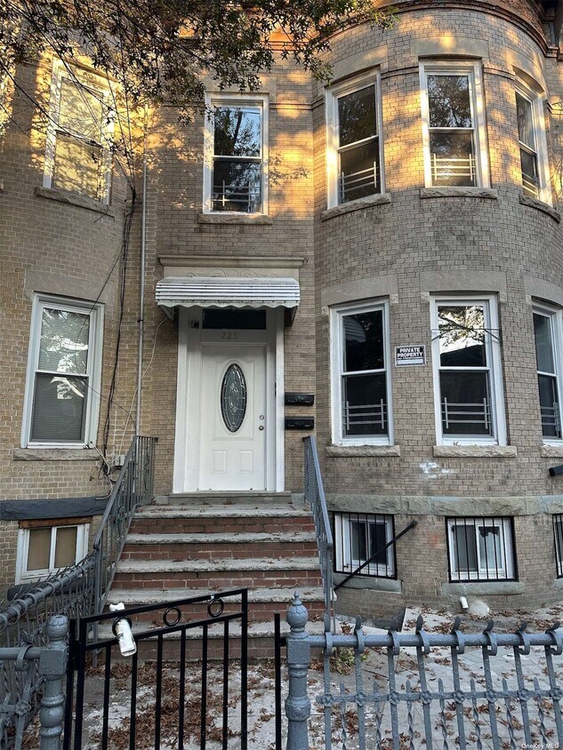 Primary Photo - 225 Grant Ave