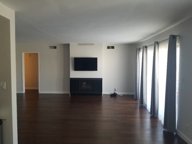 Building Photo - 10707 Camarillo St