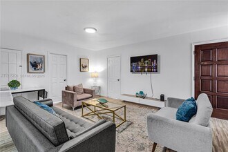 Building Photo - 977 SW 10th St